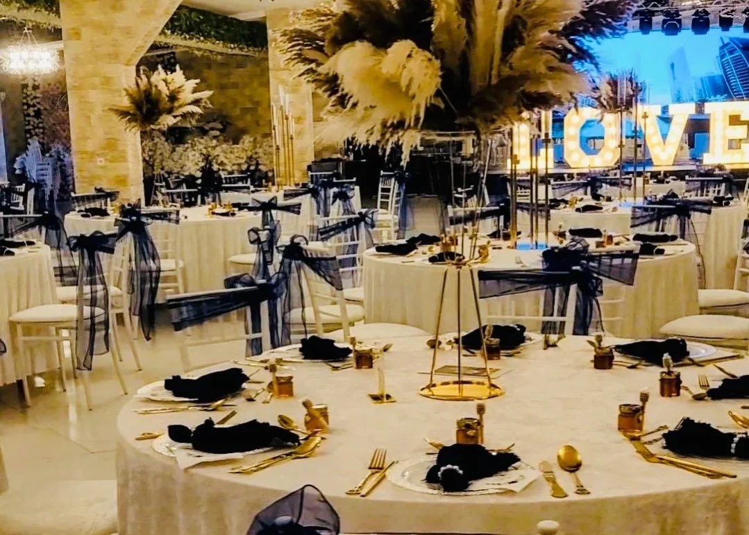 Festliches Dinner mit goldenen Akzenten