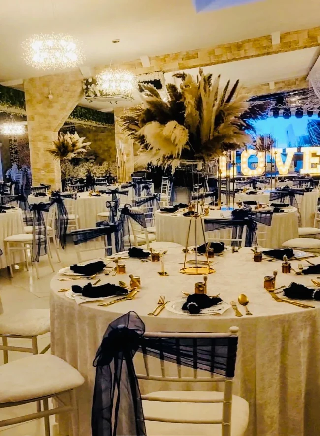 Festliches Dinner mit goldenen Akzenten