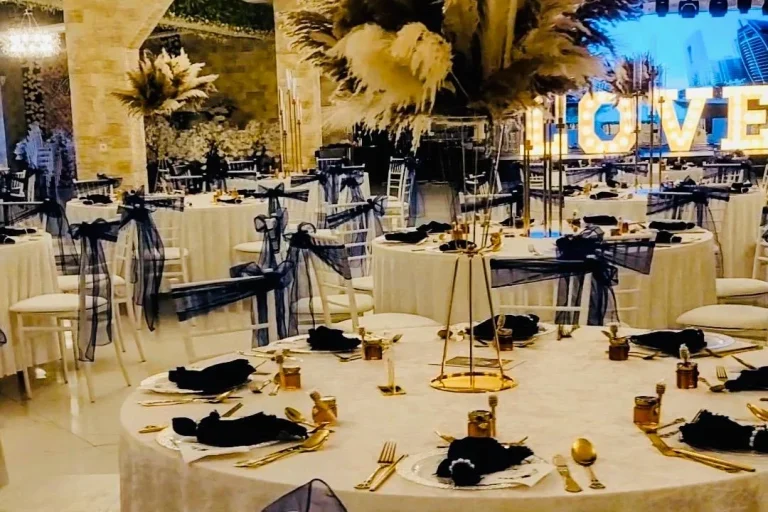 Festliches Dinner mit goldenen Akzenten